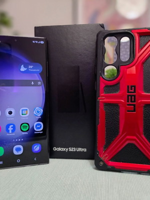 Samsung Galaxy S23 Ultra 512GB black with UAG case
