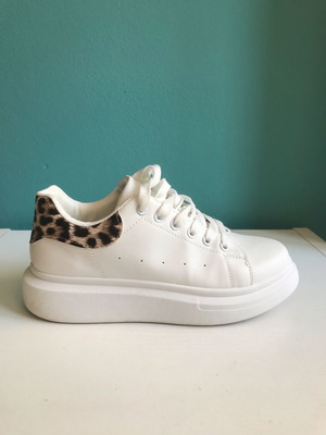 Sneakers white with animal print Plato like new, size 38