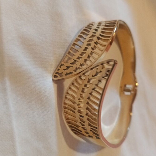 Gold bracelet like new, worn once, does not tarnish