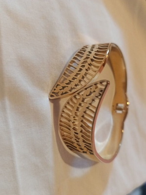Gold bracelet like new, worn once, does not tarnish