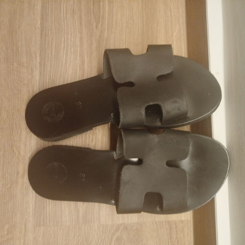 Black flat sandals size 37 like new