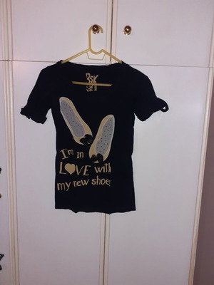 T-shirt μαύρο Bershka σαν καινούργιο, μέγεθος S με σχέδια