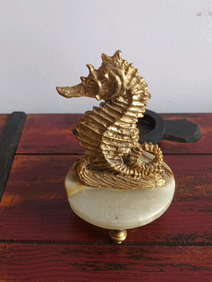 Bronze seahorse on onyx like new