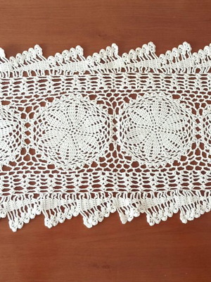 Vintage handmade crochet table runner like new, 70cm x 28cm
