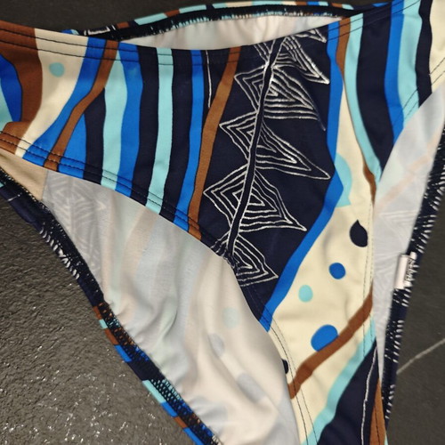 Bikini Club Neuf colorful small size 38B like new with cups
