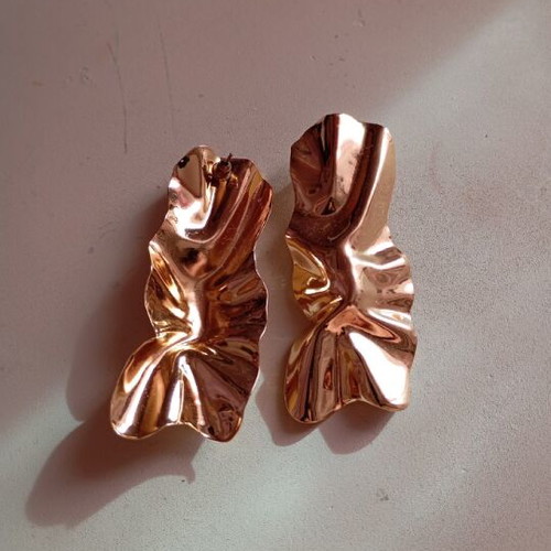 Gold earrings new, golden color