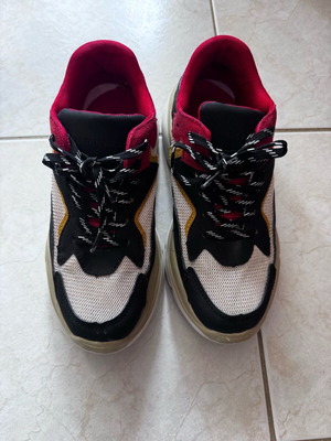 Athletic shoes used, size 38, black and red