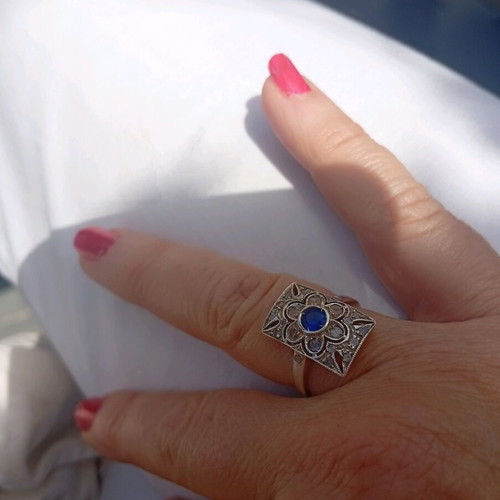 9 Carat Gold Ring like new with synthetic diamonds and sapphire