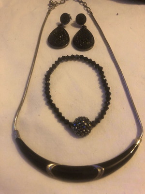 Necklace earrings and bracelet black, like new, length 19 in