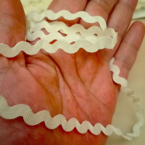 Synthetic Zig Zag Trim 28 Meters, Ecru, New