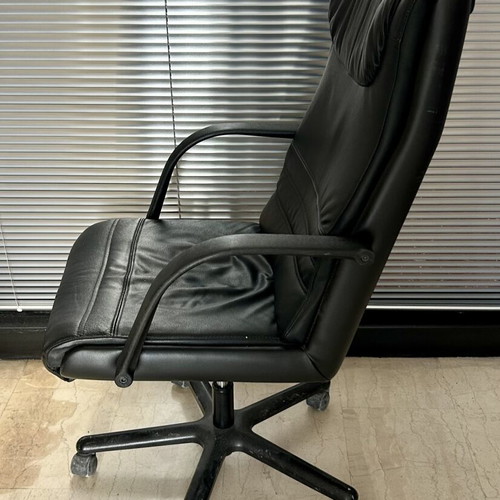 Office chair black leatherette like new with armrests and adjustable height