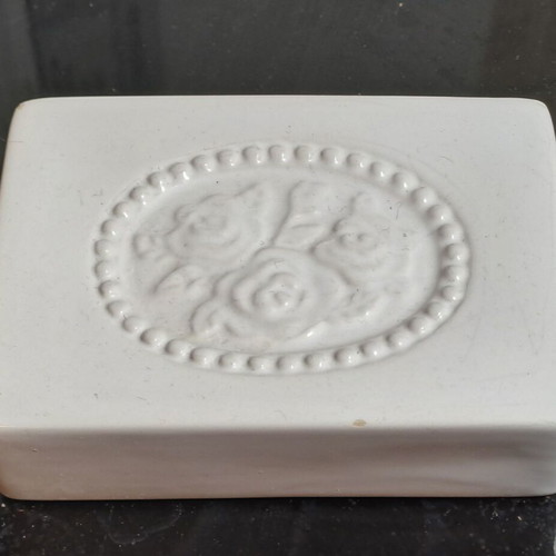Bathroom accessory set like new with ceramic items and wall sticker