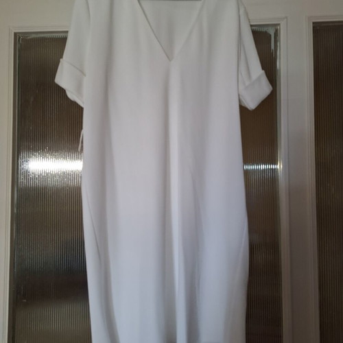 Zara white dress with V neckline size M like new