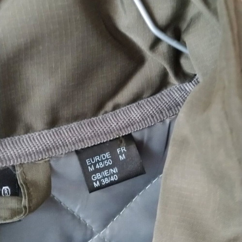 Men's jacket in olive color medium like new with diamond pattern and light lining