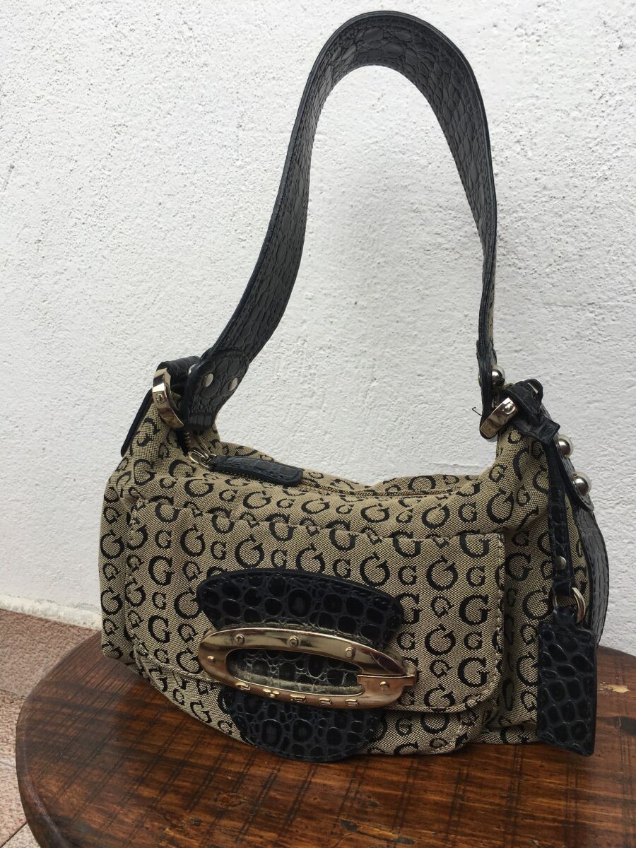 Guess vintage bag Y2K like new, monogram… - € 89,00 - Vendora.cy