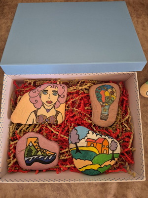 Giftbox με χρωματιστές πέτρες, ζωγραφισμένες με τέμπερες