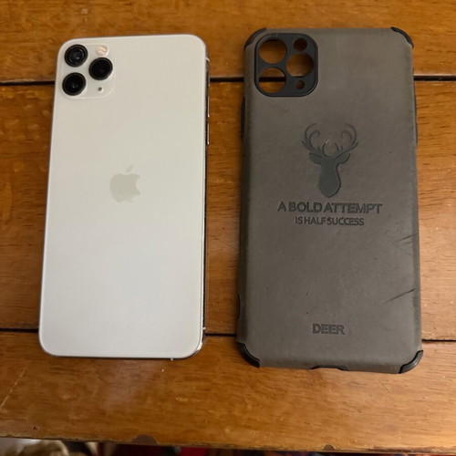iPhone 11 Pro Max 64GB μεταχειρισμένο σε πολύ καλή κατάσταση, άσπρο με σπασμένο τζαμάκι κάμερας