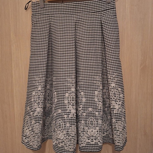 Anel midi skirt like new, black and white, embossed design