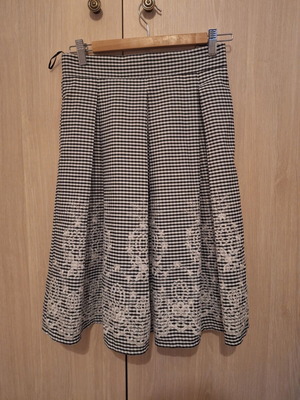 Anel midi skirt like new, black and white, embossed design