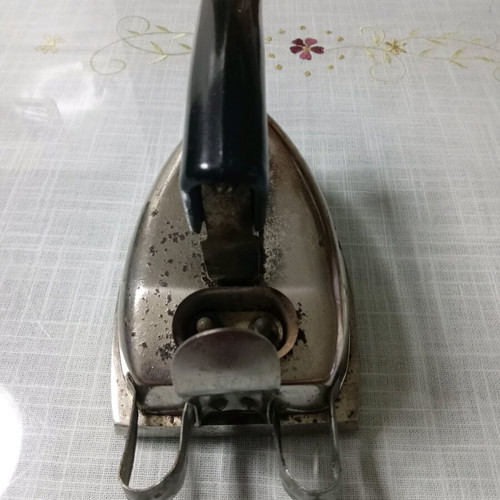 Electric iron from 60s-70s used, cordless