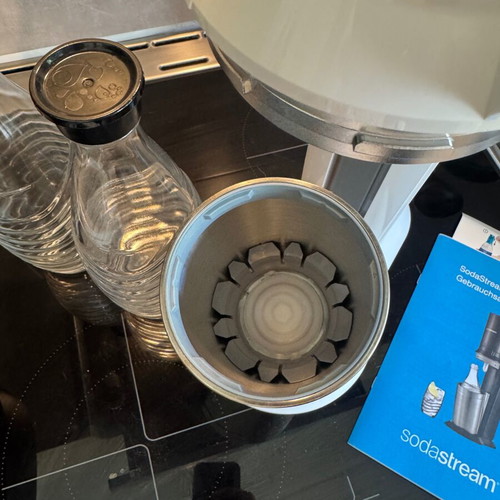 SodaStream Crystal sparkling water maker like new, white