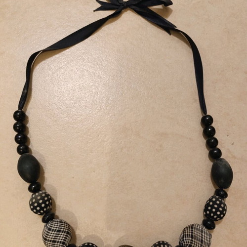 Necklace with large beads like new, adjustable length, black and white