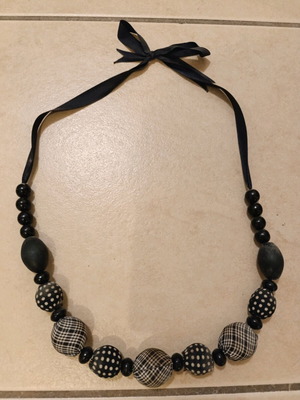 Necklace with large beads like new, adjustable length, black and white