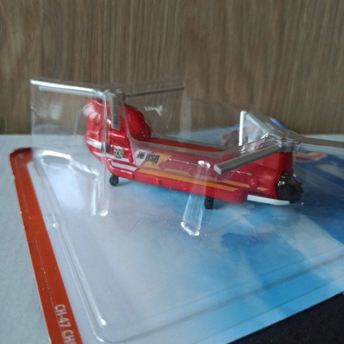 Matchbox Boeing CH-47 Chinook Skybusters helicopter Sinook RED new