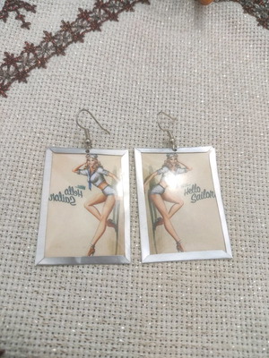 Σκουλαρίκια αλουμινίου με γυναίκα ναύτη pin up girl κατόπιν παραγγελίας