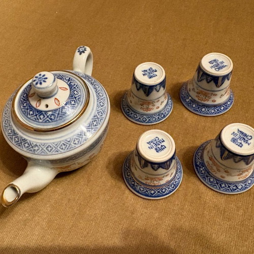 Chinese porcelain miniature teapot with 4 small cups like new