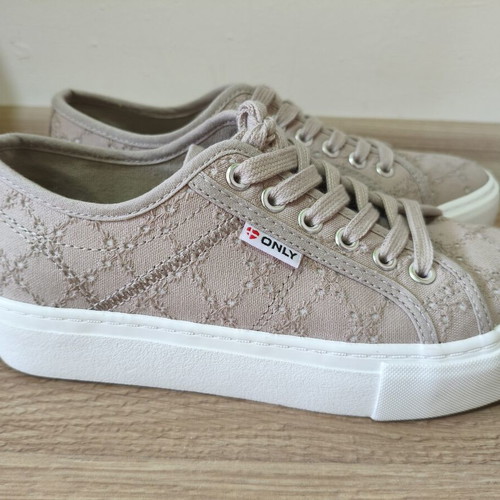 Only women's beige sports shoes like new, size 37