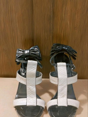 Karen Millen πέδιλα μεταχειρισμένα Νο 40 μπεζ-μαύρο με φιόγκο στη φτέρνα