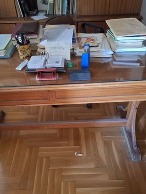 Κλασσικό γραφείο με τζάμι και δύο συρτάρια μεταχειρισμένο
