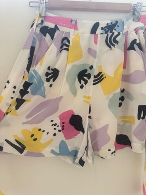 Tommy Hilfiger shorts multicolor like new, high-waisted, airy