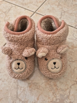 Bear slippers size 24 pink like new