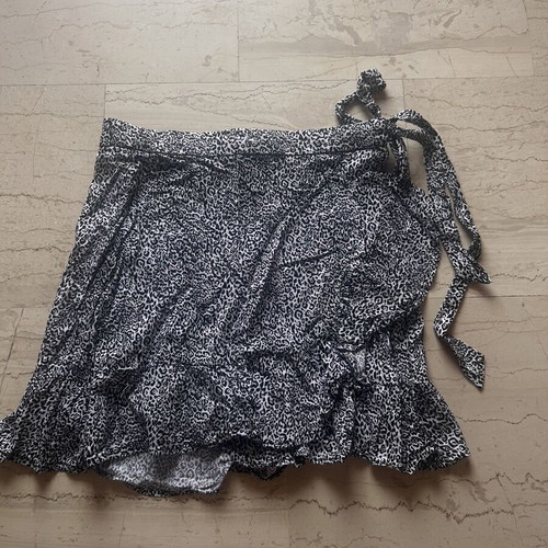 Sinsay Animal Print Skirt size L like new, black and white