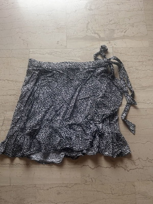 Sinsay Animal Print Skirt size L like new, black and white