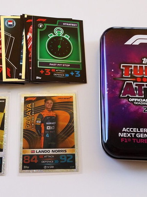 Topps F1 Turbo Attax 2023 Formula 1 - Μεταλλική θήκη μωβ με 40 κάρτες + 2 LIMITED
