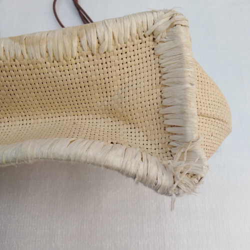 Straw Shoulder Bag with Embroidered Flowers like new, beige