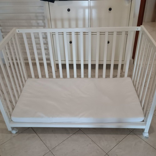 Baby Stars baby cot used with mattress and safety features