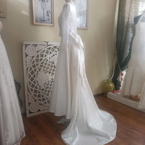 Handmade A-line wedding dress used, ivory satin with lace and pearls