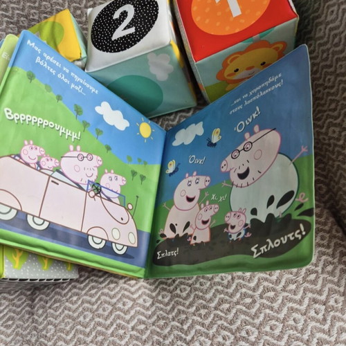 Peppa Pig waterproof soft book Plats Plouts like new with bath cubes