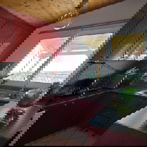 Επιπλωμένο διαμέρισμα 2ου ορόφου σε μονοκατοικία 100τμ στην Αρτέμιδα με θέα θάλασσα