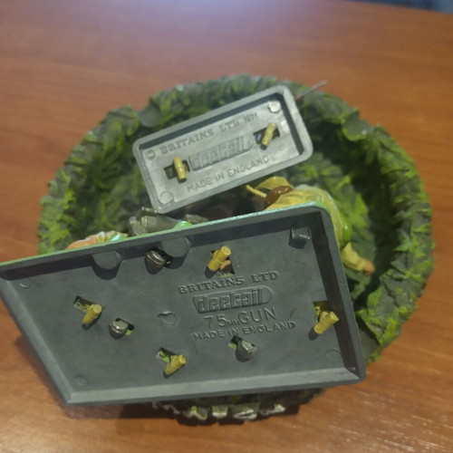 Britains Detailed 1:32 American and Japanese Marine Figures with Mortar like new