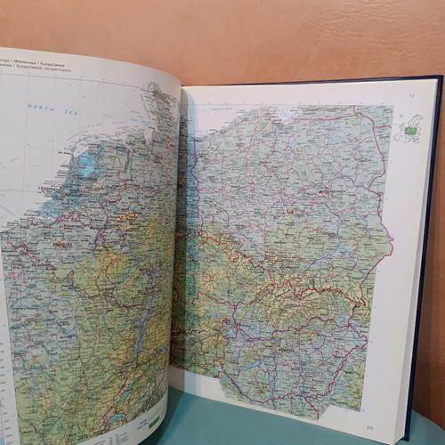 World Encyclopedic Atlas like new, Greek edition 1999