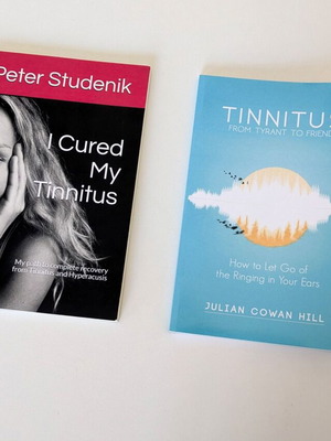 Σετ 2 βιβλίων για Tinnitus από Julian Cowan Hill & Peter Studenik σαν καινούργιο