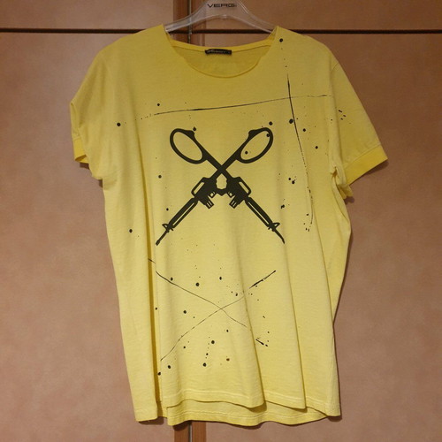 Vagrancy T-shirt with Scissors AK47 logo like new, size S, yellow