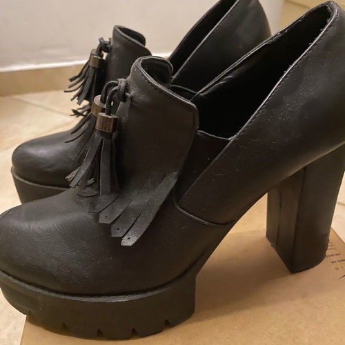 Women's high heel shoes black like new, size 39