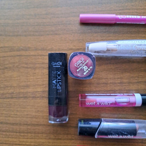 Makeup pack used with Grigi lipsticks, Seventeen concealer, Rimmel