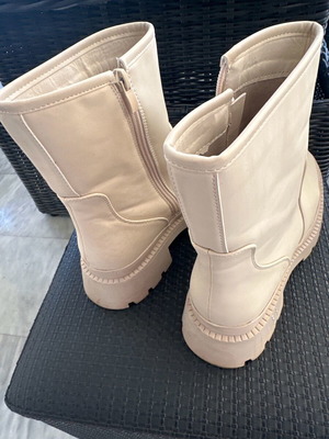 Beige ankle boots like new with zipper, size 40